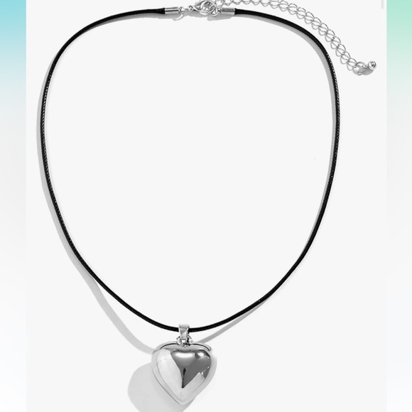 Chrome silver heart necklace, can be work as a choker and is adjustable in size - Picture 1 of 3